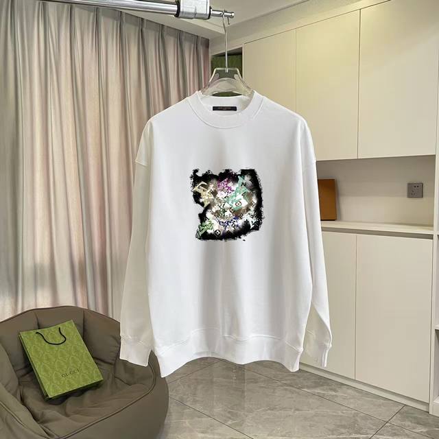 Lv*2025秋冬新款 个性字母Logo印花 定制面料400G 圆领卫衣 男女同款 尺码：S M L Xl Xxl 五个码 颜色：黑色 白色