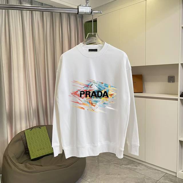 Prad*普拉达2025秋冬新款 个性字母Logo印花 定制面料400G 圆领卫衣 男女同款 颜色: 黑色 白色 尺码: S M L Xl Xxl 五个码