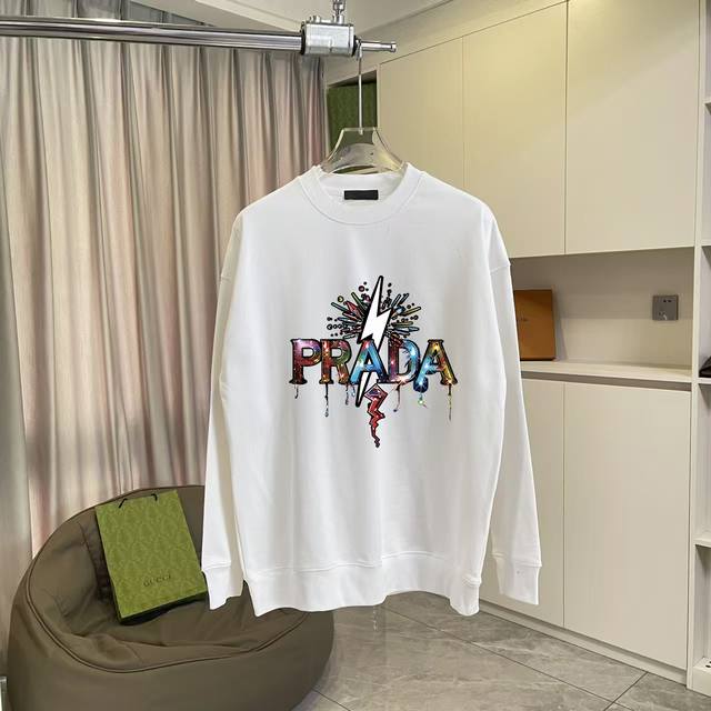 Prad*普拉达2025秋冬新款 个性字母Logo印花 定制面料400G 圆领卫衣 男女同款 颜色: 黑色 白色 尺码: S M L Xl Xxl 五个码
