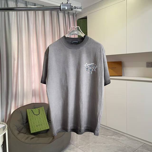 Ch克罗*2025秋冬新款 洗水做旧磨破 梵文十字架印花 短袖T恤 定制面料320G 男女同款 尺码：S M L Xl Xxl 五个码 颜色：白色 褐色 紫色