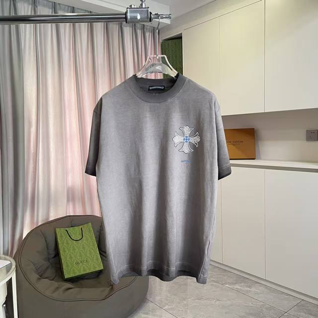 Ch克罗*2025秋冬新款 洗水做旧磨破 梵文十字架印花 短袖T恤 定制面料320G 男女同款 尺码：S M L Xl Xxl 五个码 颜色：白色 褐色 紫色