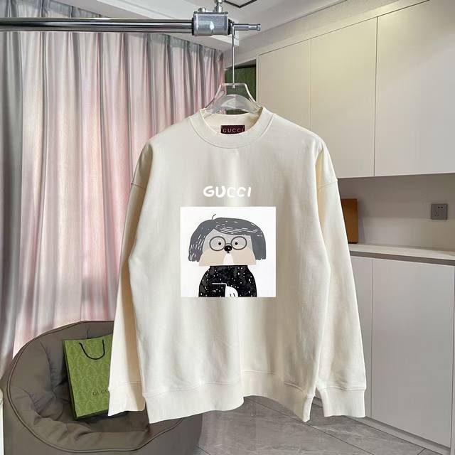 Gucc*2025秋冬新款 个性字母Logo印花 定制面料400G 圆领卫衣 男女同款 颜色：黑色 杏色 尺码: S M L Xl Xxl 五个码