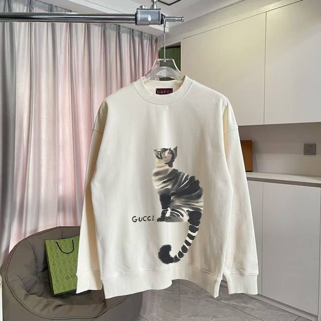 Gucc*2025秋冬新款 个性字母Logo印花 定制面料400G 圆领卫衣 男女同款 颜色：黑色 杏色 尺码: S M L Xl Xxl 五个码