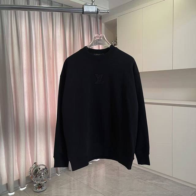 Lv*2025秋冬新款 真空绣字母Logo 定制面料400G 圆领卫衣 三标齐全 男女同款 尺码：S M L Xl Xxl 五个码 颜色：黑色 白色