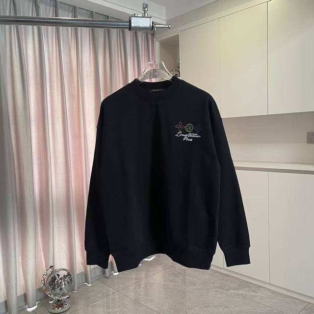 Lv*2025秋冬新款 刺绣字母Logo 定制面料400G 圆领卫衣 三标齐全 男女同款 尺码：S M L Xl Xxl 五个码 颜色：黑色 白色