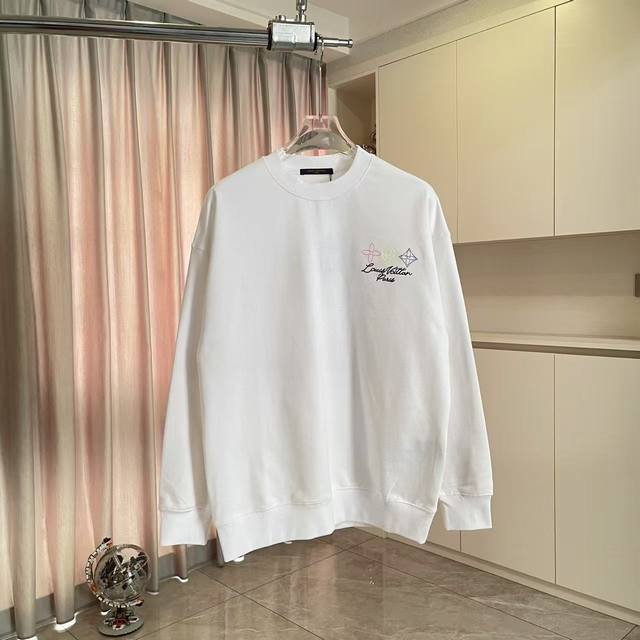 Lv*2025秋冬新款 刺绣字母Logo 定制面料400G 圆领卫衣 三标齐全 男女同款 尺码：S M L Xl Xxl 五个码 颜色：黑色 白色