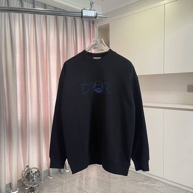 Dio*2025秋冬新款 个性刺绣字母Logo 定制面料400G 圆领卫衣 男女同款 颜色：黑色 白色 尺码: S M L Xl Xxl 五个码