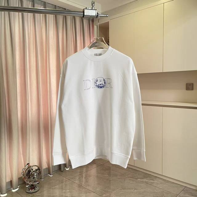 Dio*2025秋冬新款 个性刺绣字母Logo 定制面料400G 圆领卫衣 男女同款 颜色：黑色 白色 尺码: S M L Xl Xxl 五个码