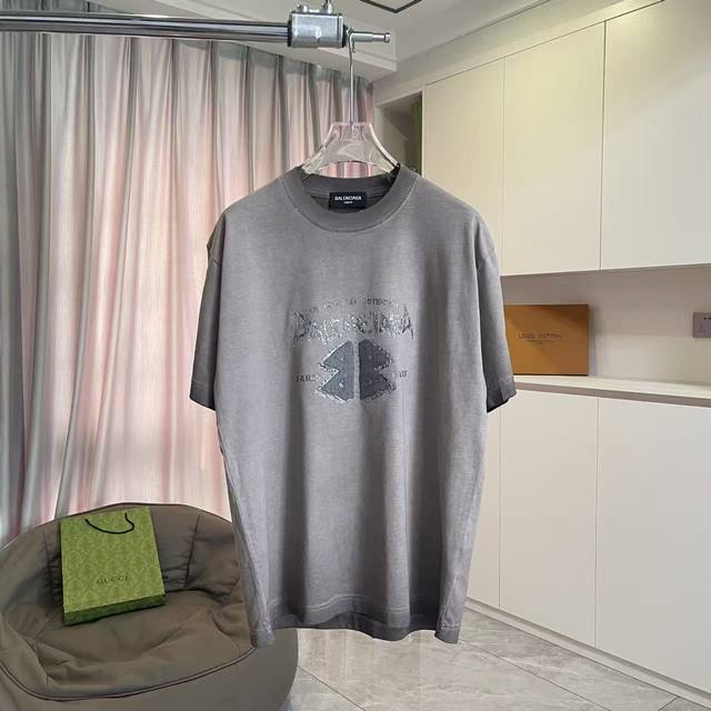 Balenci*Ga 巴黎2025秋冬新款 洗水做旧磨破 立体字母Logo胶印 定制面料320G 短袖T恤 男女同款 尺码：S M L Xl Xxl 五个码 颜