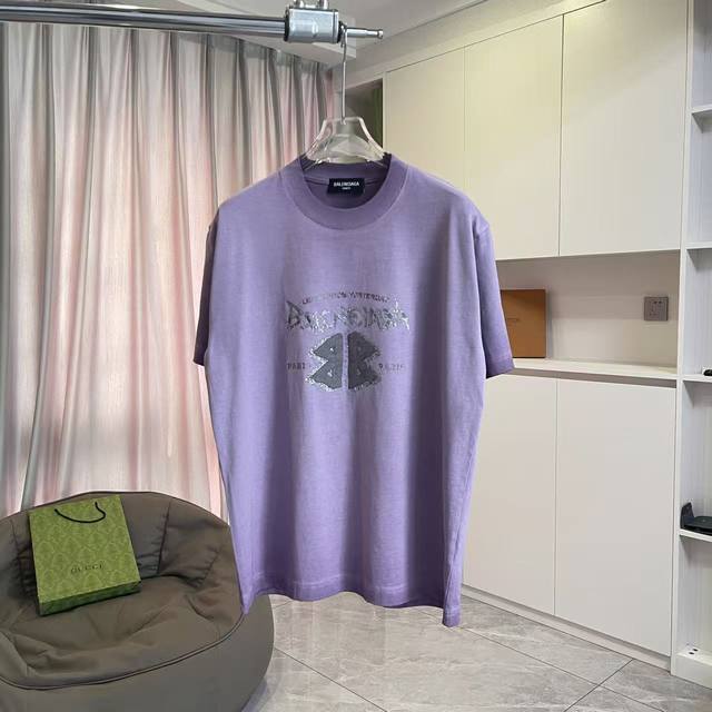 Balenci*Ga 巴黎2025秋冬新款 洗水做旧磨破 立体字母Logo胶印 定制面料320G 短袖T恤 男女同款 尺码：S M L Xl Xxl 五个码 颜