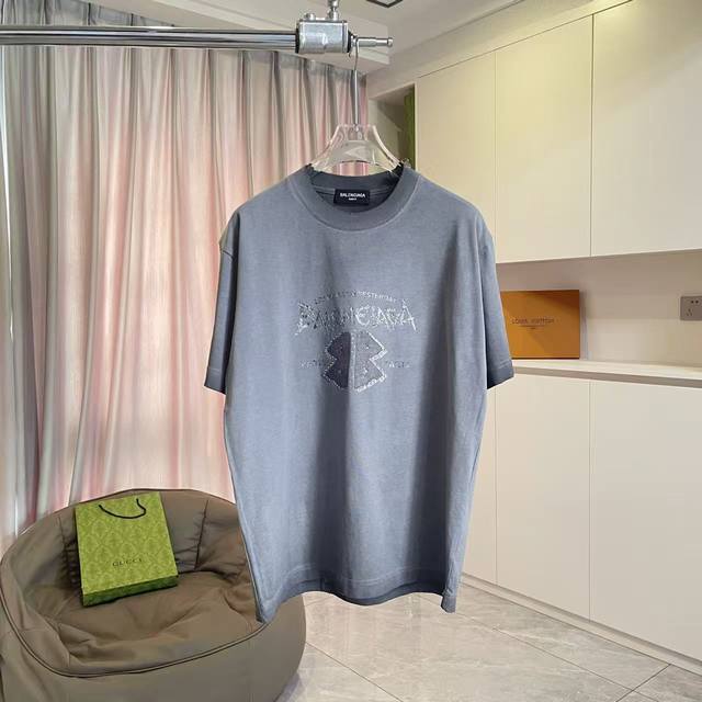 Balenci*Ga 巴黎2025秋冬新款 洗水做旧磨破 立体字母Logo胶印 定制面料320G 短袖T恤 男女同款 尺码：S M L Xl Xxl 五个码 颜