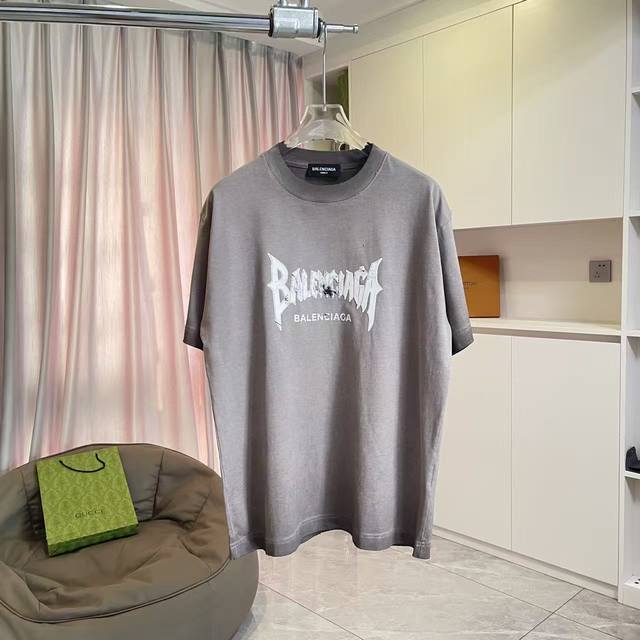 Balenci*Ga 巴黎2025秋冬新款 洗水做旧磨破 立体字母Logo胶印 定制面料320G 短袖T恤 男女同款 尺码：S M L Xl Xxl 五个码 颜