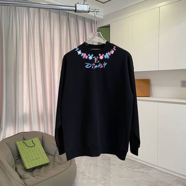 Lv*2025秋冬新款 个性字母Logo印花 定制面料400G 圆领卫衣 男女同款 尺码：S M L Xl Xxl 五个码 颜色：黑色 白色