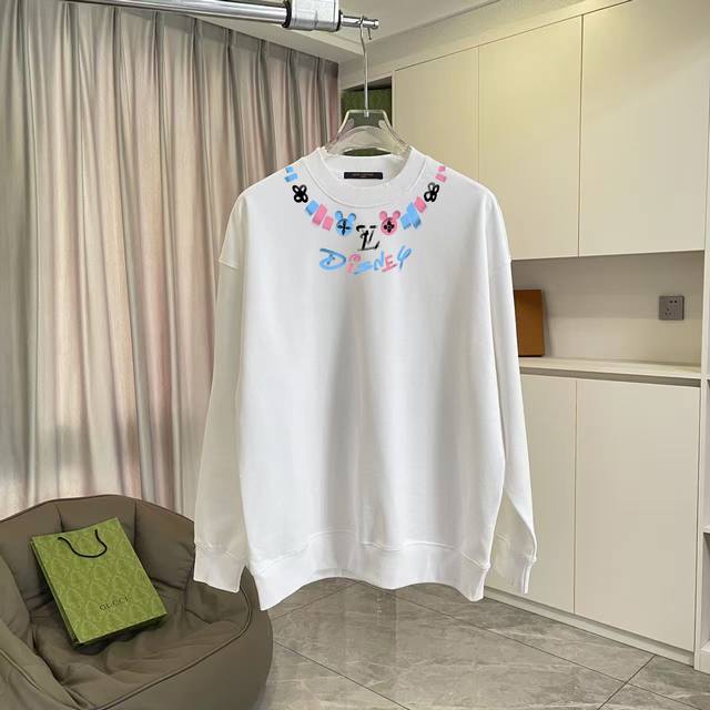 Lv*2025秋冬新款 个性字母Logo印花 定制面料400G 圆领卫衣 男女同款 尺码：S M L Xl Xxl 五个码 颜色：黑色 白色