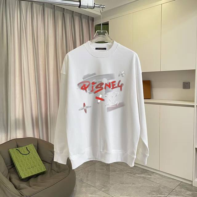 Lv*2025秋冬新款 个性字母Logo印花 定制面料400G 圆领卫衣 男女同款 尺码：S M L Xl Xxl 五个码 颜色：黑色 白色