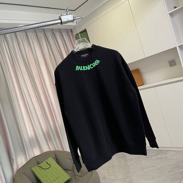 Balenci*Ga 巴黎2025秋冬新款 个性字母Logo印花 定制纯棉面料400G 圆领卫衣 男女同款 尺码：S M L Xl Xxl 五个码 颜色：黑色