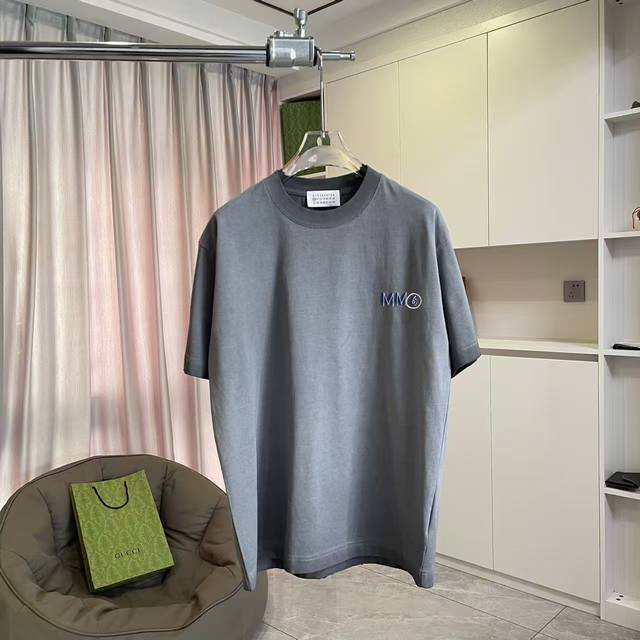 马吉拉Mm6 2025秋冬新款 做旧渐变磨破 个性Logo印花 定制面料320G 短袖T恤 男女同款 尺码：S M L Xl Xxl 五个码 颜色：白色 褐色