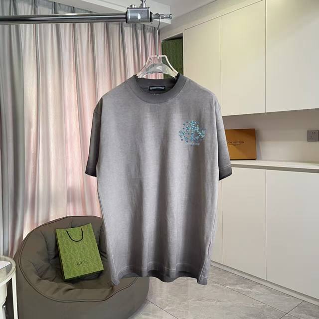 Ch克罗*2025秋冬新款 洗水做旧磨破 梵文十字架印花 短袖T恤 定制面料320G 男女同款 尺码：S M L Xl Xxl 五个码 颜色：白色 褐色 紫色