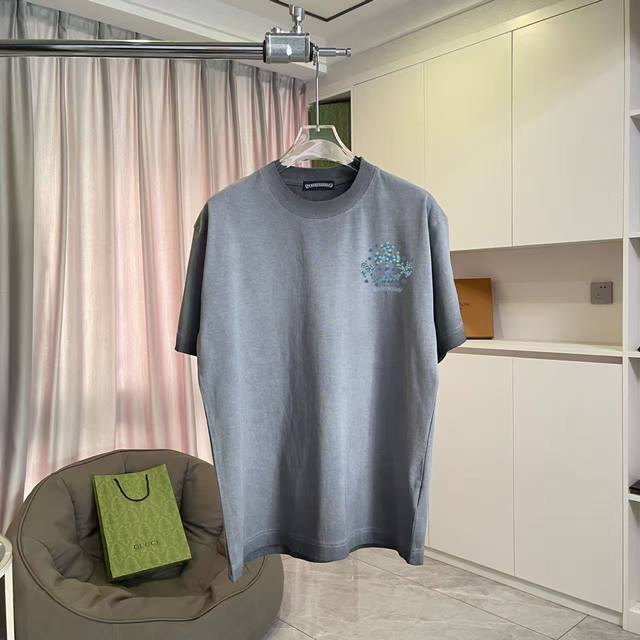 Ch克罗*2025秋冬新款 洗水做旧磨破 梵文十字架印花 短袖T恤 定制面料320G 男女同款 尺码：S M L Xl Xxl 五个码 颜色：白色 褐色 紫色