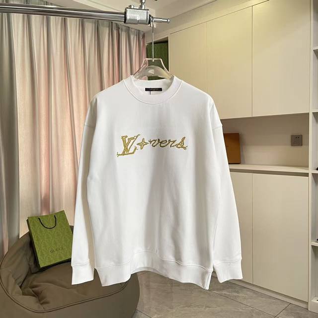 Lv*2025秋冬新款 金线刺绣字母Logo 定制面料400G 圆领卫衣 三标齐全 男女同款 尺码：S M L Xl Xxl 五个码 颜色：黑色 白色