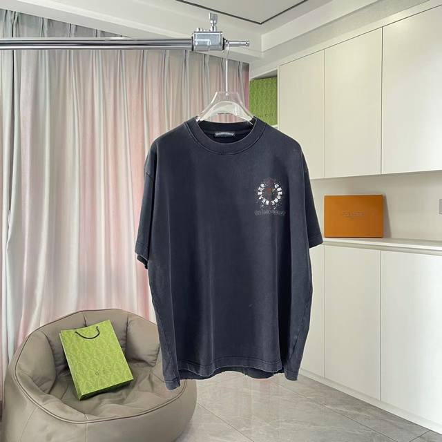 Ch克罗*2025秋冬新款 洗水做旧磨破 梵文十字架印花 短袖T恤 定制面料320G 男女同款 尺码：S M L Xl Xxl 五个码 颜色：白色 黑色 灰色