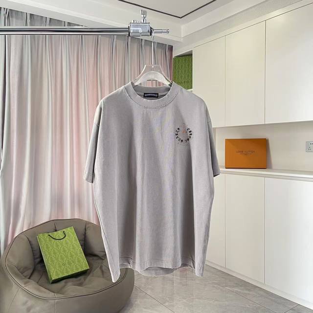 Ch克罗*2025秋冬新款 洗水做旧磨破 梵文十字架印花 短袖T恤 定制面料320G 男女同款 尺码：S M L Xl Xxl 五个码 颜色：白色 黑色 灰色