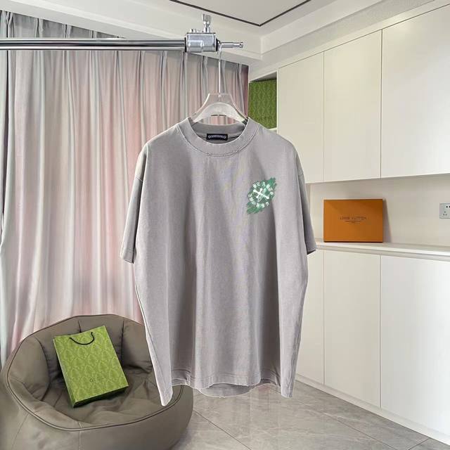 Ch克罗*2025秋冬新款 洗水做旧磨破 梵文十字架印花 短袖T恤 定制面料320G 男女同款 尺码：S M L Xl Xxl 五个码 颜色：白色 黑色 灰色