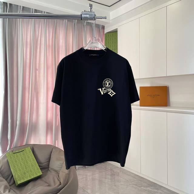 Lv*2025秋冬新款 个性字母Logo印花 定制面料300G 短袖T恤 男女同款 尺码：S M L Xl Xxl 五个码 颜色：黑色 白色 湖绿色 紫色