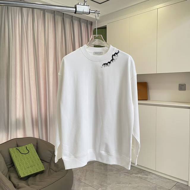 Moncle* 蒙口2025秋冬新款 个性Logo印花 定制面料400G 圆领卫衣 男女同款 尺码：S M L Xl Xxl 五个码 颜色：黑色 白色