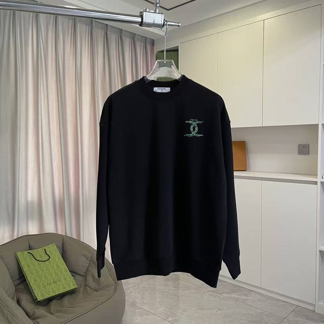 Chane*小香2025秋冬新款 双C字母Logo印花 定制面料400G 圆领卫衣 男女同款 尺码：S M L Xl Xxl 五个码 颜色：黑色 白色