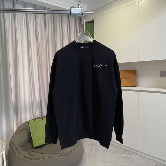 Y-3 2025秋冬新款 个性字母Logo印花 定制面料400G 圆领卫衣 男女同款 尺码：S M L Xl Xxl 五个码 颜色：黑色 白色