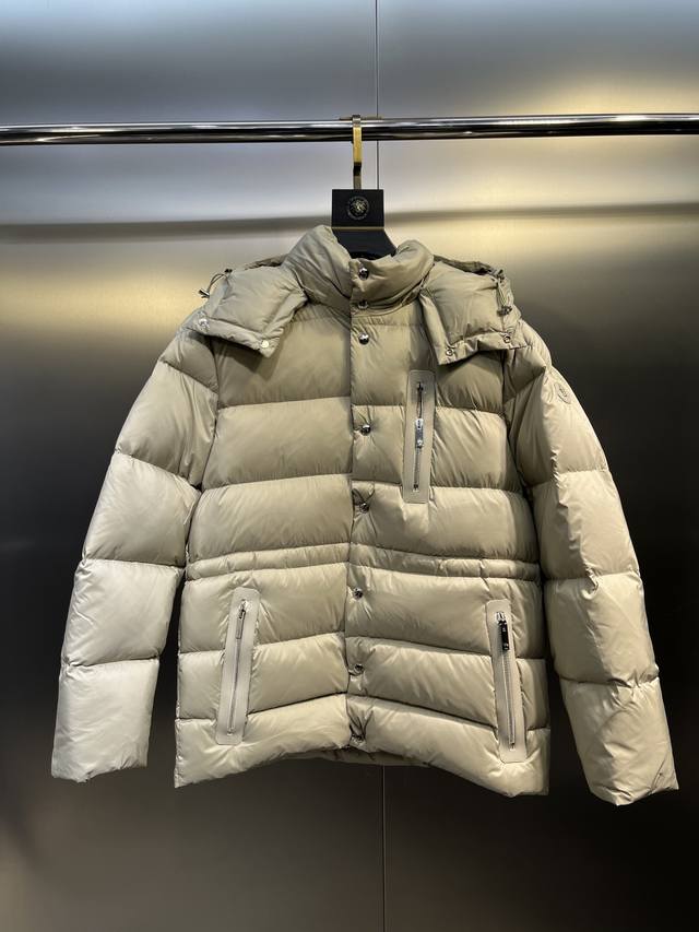 Monler 25年新款羽绒服男士短款黑标连帽羽绒服 Bauges羽绒夹克是专为优雅男士而设的隽永单品，拉链处采用牛皮皮革设计工艺，采用轻质微尼龙面料制成。短款