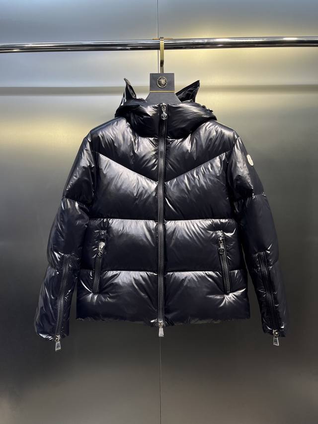 Moncler Abbaye短款 帽子隐藏字母 Moncl时尚精髓。低调洋气、百搭款、上身效果非常好 秋冬保暖这一件就足够 .. 贸易公司订单 高品质 颜色：黑