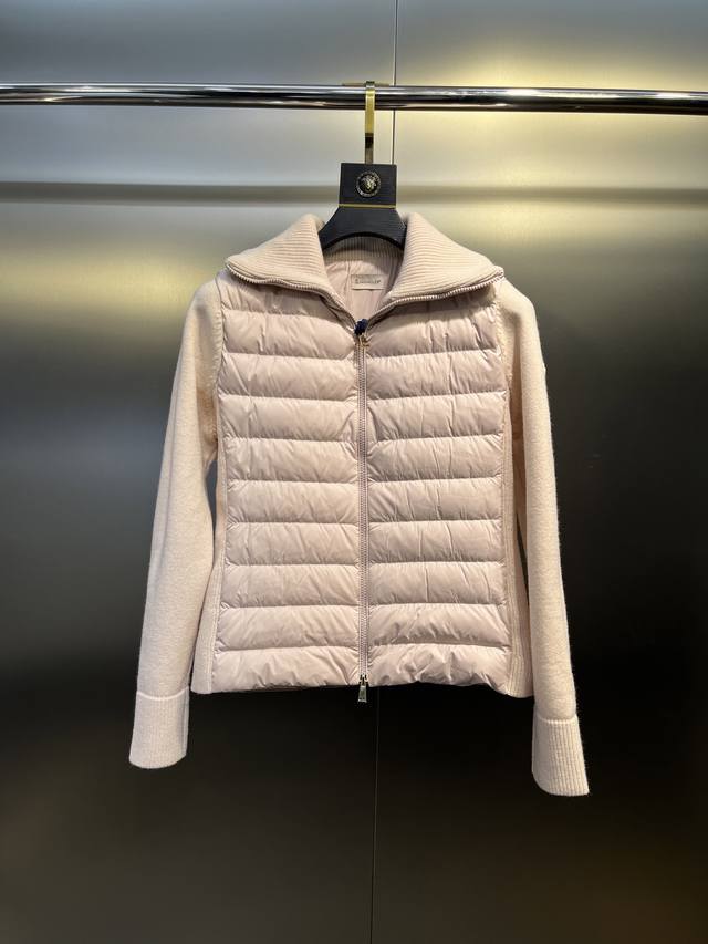 Moncler 25Fw秋冬新品男士加衬羊毛拉链连帽 这款羊毛连帽配有填充羽绒正面， 是一款适合多季节穿着的实用。此搭有绗缝标识的兜帽， 彰显品牌传统。轻盈针织