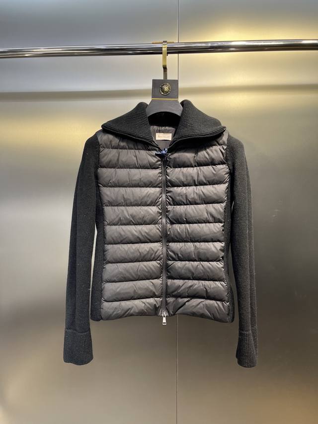 Moncler 25Fw秋冬新品男士加衬羊毛拉链连帽 这款羊毛连帽配有填充羽绒正面， 是一款适合多季节穿着的实用。此搭有绗缝标识的兜帽， 彰显品牌传统。轻盈针织