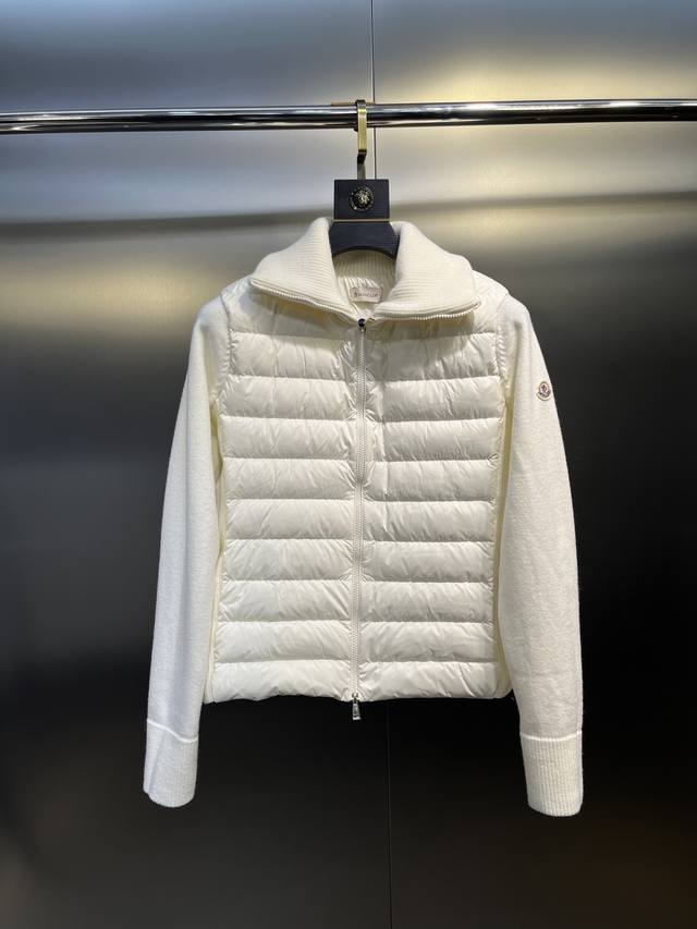 Moncler 25Fw秋冬新品男士加衬羊毛拉链连帽 这款羊毛连帽配有填充羽绒正面， 是一款适合多季节穿着的实用。此搭有绗缝标识的兜帽， 彰显品牌传统。轻盈针织