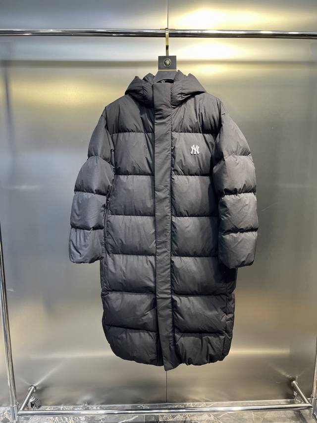 Mlb Ny专柜同步情侣长款连帽后背Ny大标羽绒服 24冬季新品Ny洋基队 后背大标镂空 长款连帽羽绒服 Mlb专柜男女情侣同款长款羽绒服带有港风的外套款 独特