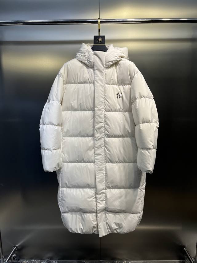 Mlb Ny专柜同步情侣长款连帽后背Ny大标羽绒服 24冬季新品Ny洋基队 后背大标镂空 长款连帽羽绒服 Mlb专柜男女情侣同款长款羽绒服带有港风的外套款 独特