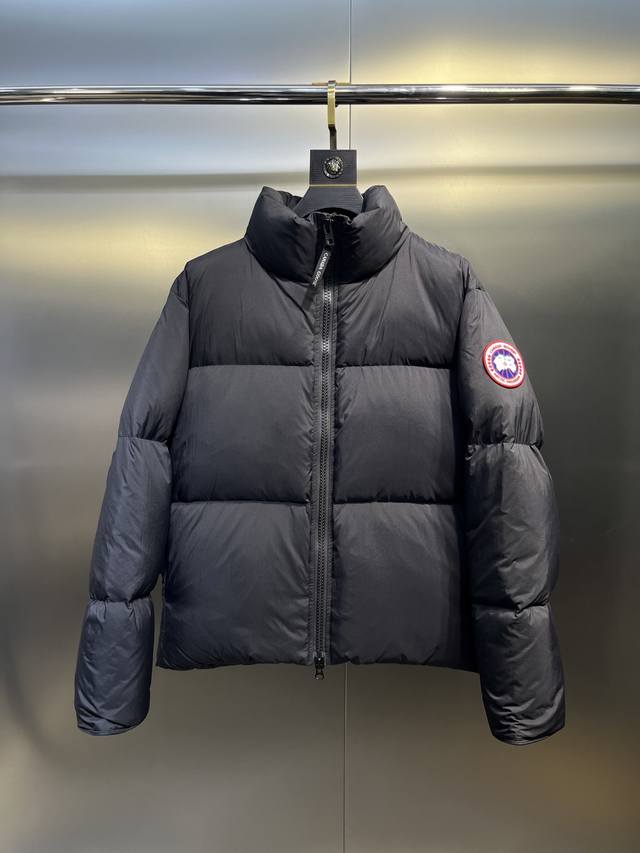 Canada Gooes 大鹅袖标立领羽绒服 Lawrence 羽绒夹克为日常冒险提供基本保护。精致柔软面料，这是一种防泼水面料，触感柔软而又经久耐用。内里填充