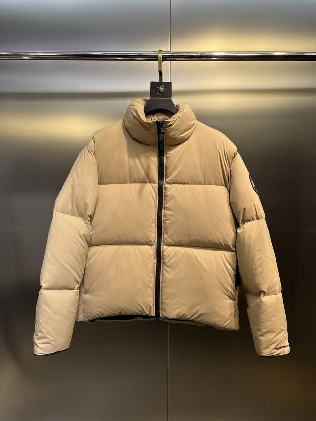 Canada Gooes 大鹅袖标立领羽绒服 Lawrence 羽绒夹克为日常冒险提供基本保护。精致柔软面料，这是一种防泼水面料，触感柔软而又经久耐用。内里填充