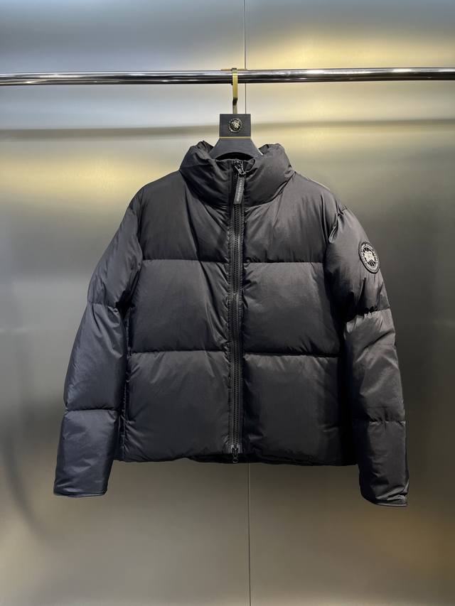 Canada Gooes 大鹅袖标立领羽绒服 Lawrence 羽绒夹克为日常冒险提供基本保护。精致柔软面料，这是一种防泼水面料，触感柔软而又经久耐用。内里填充