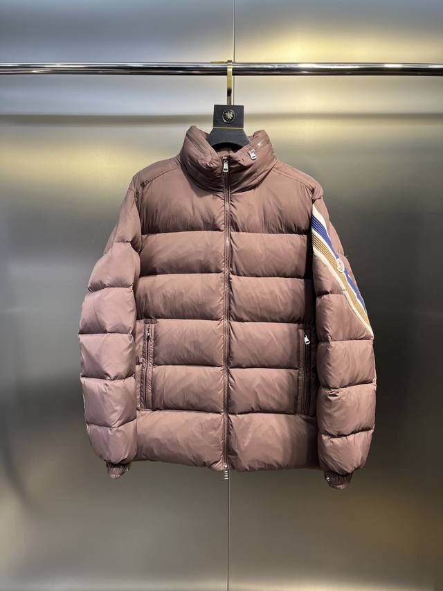 Moncler Solayan男士三色饰边短款羽绒夹克外套. 特级鹅绒填充.最细腻最轻便最工整的面料. Solayan男士短款羽绒夹克饰有季节标志性条纹细节，融