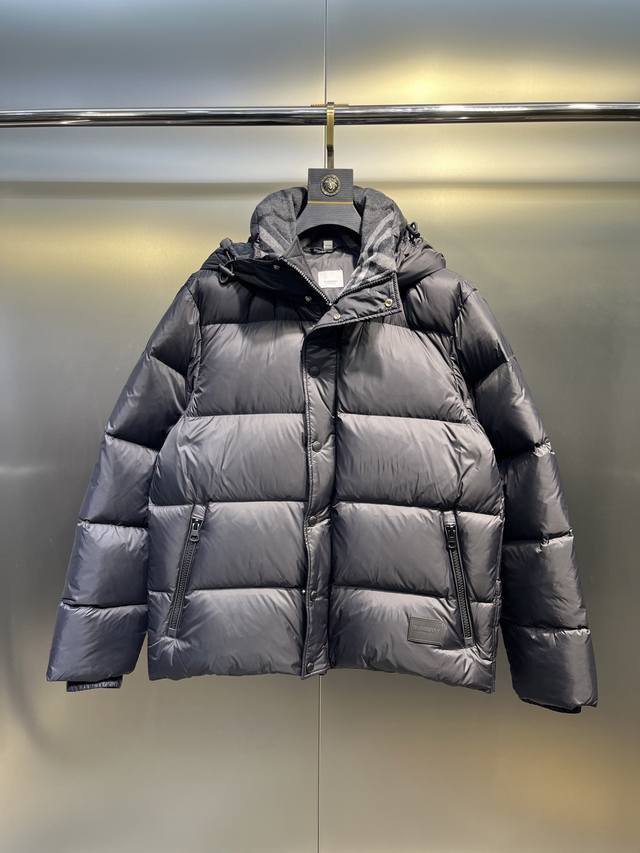 特级羽绒 Burberry博柏利 117全新经典羊毛格纹衣领尼龙羽绒服. 鹅绒填充天花板. 原版购入开发. 商品描述 尼龙羽绒服，充盈填充鹅绒和保暖纤维，装饰B