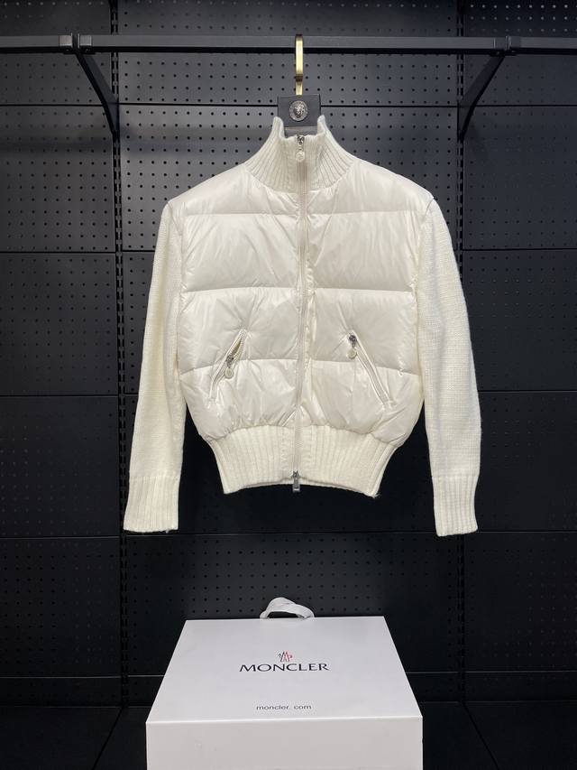 强烈推荐 23年秋冬系列 Monc*新款拼接羊毛针织袖立领羽绒服外套 刺绣Logo后背设计 90绒填充 Yb1:1定制 高端品质 跑量 颜色：黑色 白色 尺码：