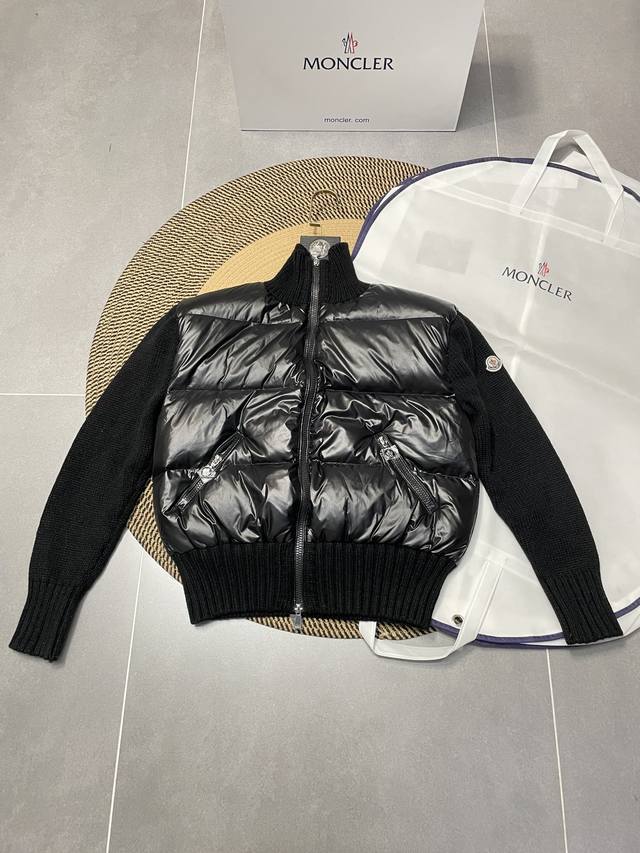 强烈推荐 23年秋冬系列 Monc*新款拼接羊毛针织袖立领羽绒服外套 刺绣Logo后背设计 90绒填充 Yb1:1定制 高端品质 跑量 颜色：黑色 白色 尺码：