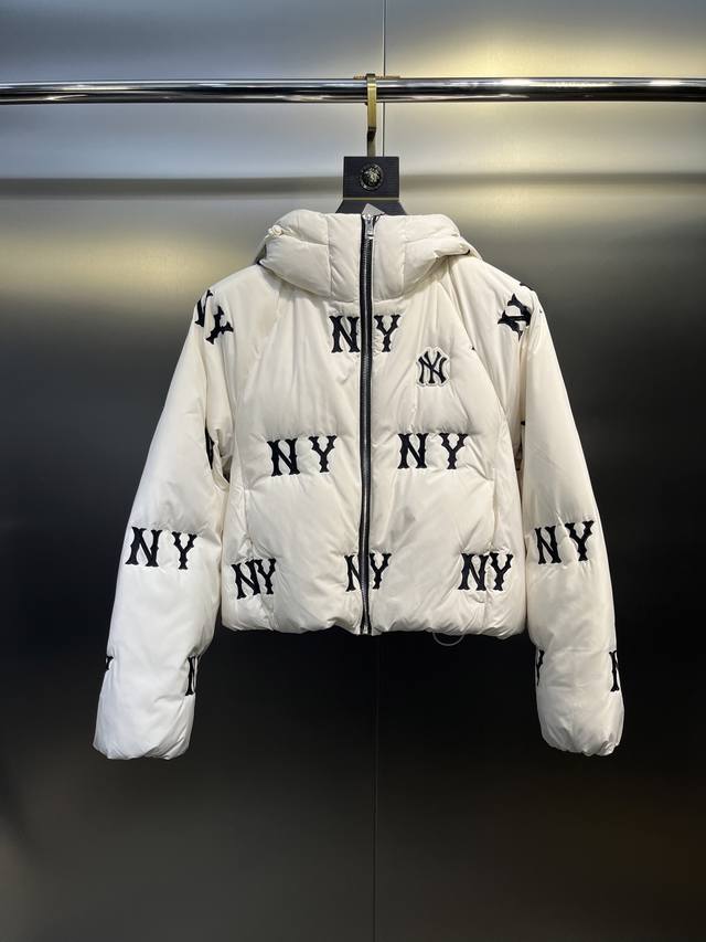 Mlb 纽约洋基队 虞书欣海报同款 满印宽松面包服舒适保暖轻盈百搭长袖连帽羽绒服 女款 黑色 1.中量鸭绒填充，女生高腰长度，无绗缝，带帽设计，蓬松保暖; 2.