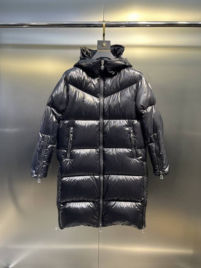 Moncler Huppelong系列女士长款羽绒服外套，原版定制防风雨尼龙面料，帽檐设计可拉开经典徽标Logo设计，袖口跟下摆都设有拉链可随意更换造型，内里新