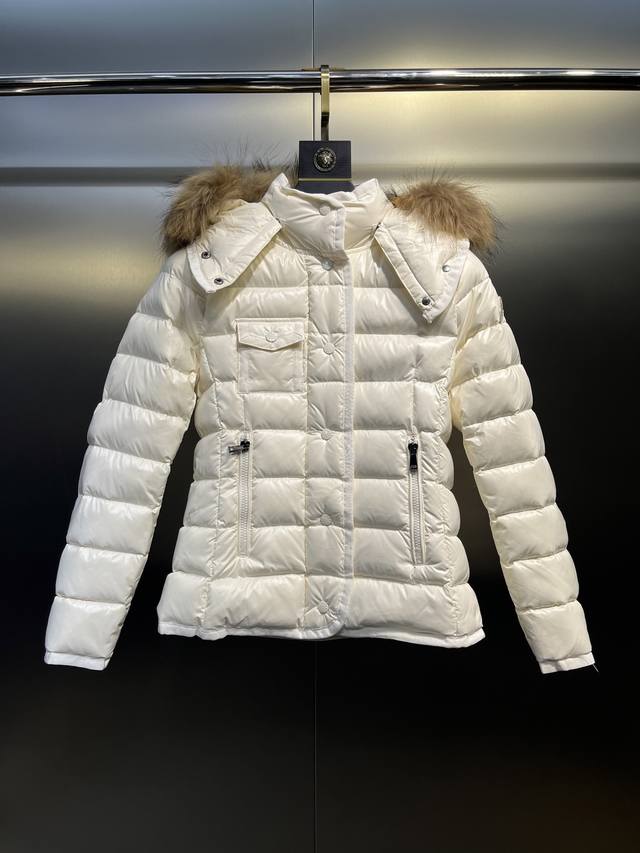Moncler Armoise 短款修身女士羽绒服，超大狐狸毛，进口尼龙面料拉链开合 尺码：1-2-3-4