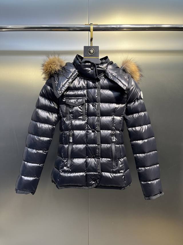 Moncler Armoise 短款修身女士羽绒服，超大狐狸毛，进口尼龙面料拉链开合 尺码：1-2-3-4