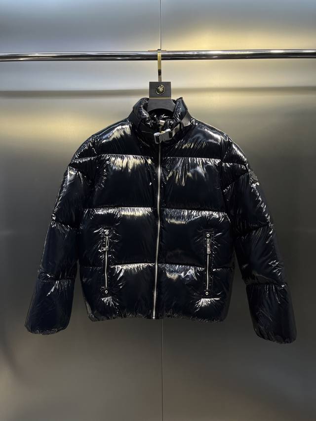 Moncler 蒙口亮面羽绒服1 彰显品牌Dna的典范之作，采用闪亮漆面尼龙制成，点缀标志性长方格绗缝。跨越季节与时尚的经典短款设计，具有个性鲜明的轮廓、内填充